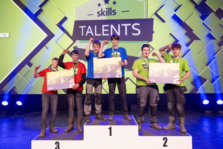 Gouden medaillewinnaars Pim de Bruijn en Kai Roks van Curio Prinsentuin Oudenbosch en de winnaars van zilver (Calvijn College Krabbendijke Kerkpolder) en brons (Gomarus College Groningen) én alle andere deelnemers wacht een mooie toekomst in de groensector.