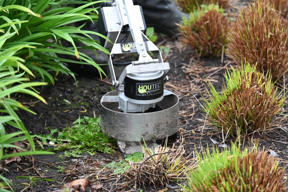De kop van de schoffelmachine is relatief zwaar en rust op de grond