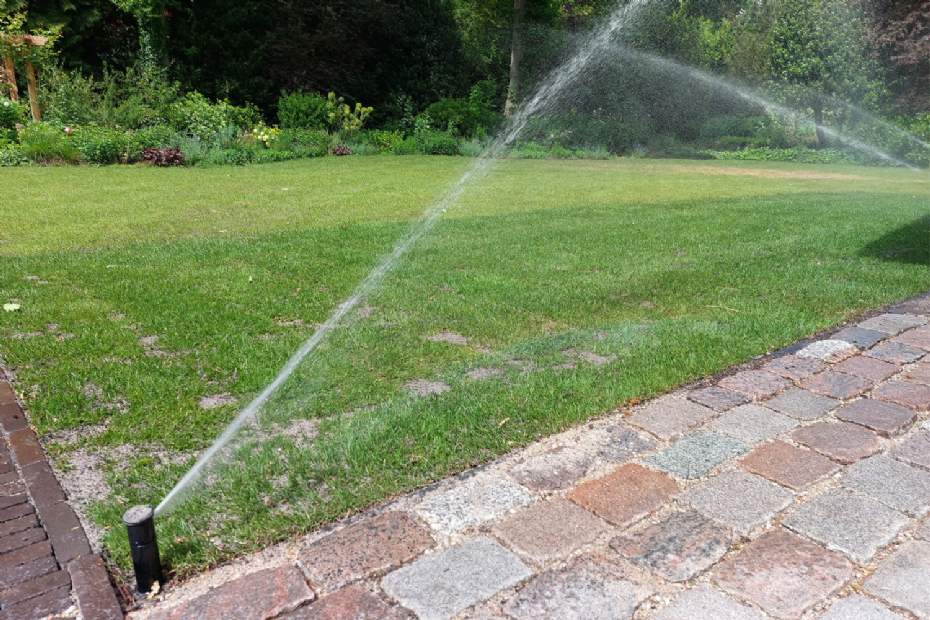Extra water voor nieuw gelegde graszoden