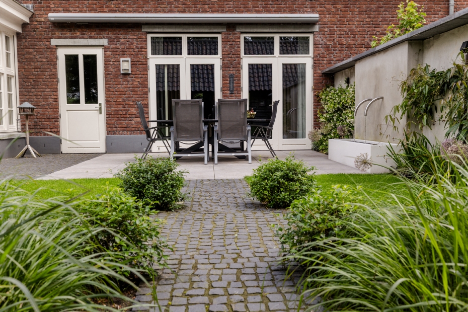 De strakke vormgeving van het waterelement sluit aan bij de klassieke stijl van de woning