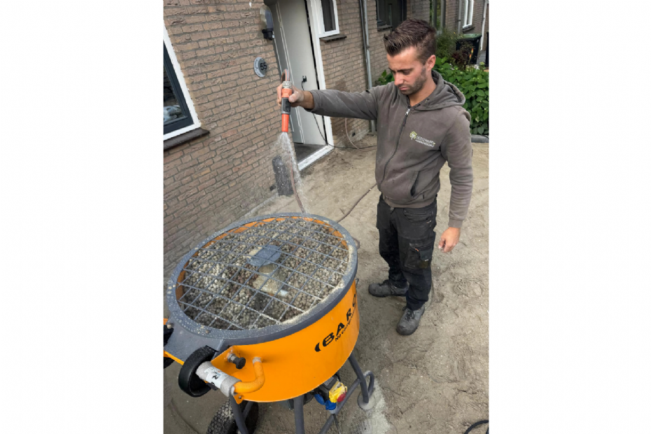 Reinier Deegenaars werkt voor het eerst met de lichtgewicht drainagemortel.