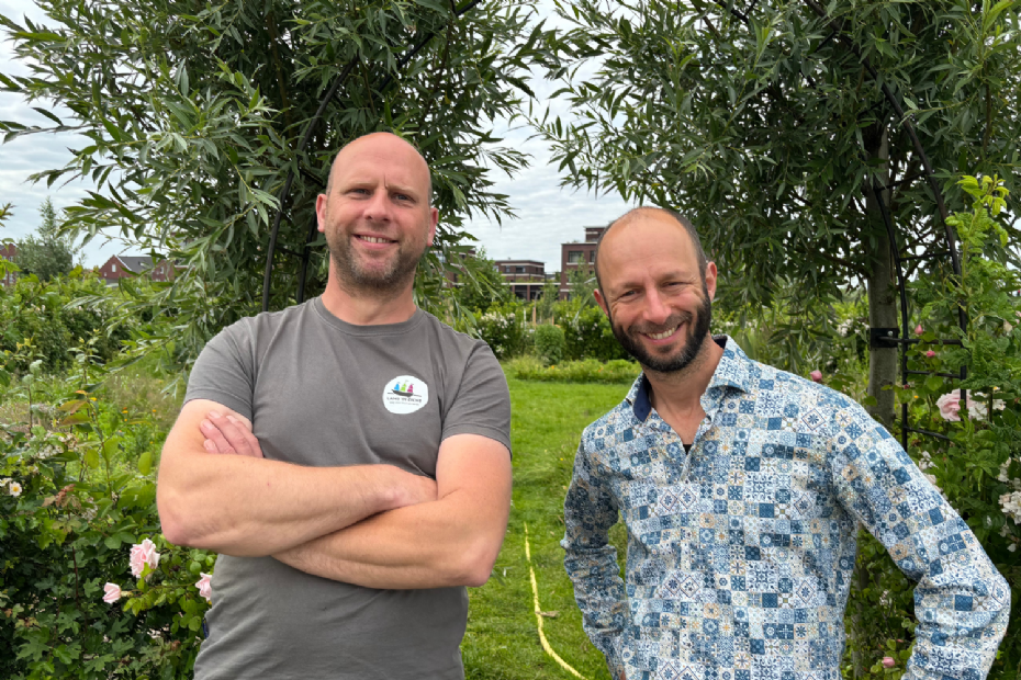 Hovenier Jelle Dijkstra en initiatiefnemer Yuri Cohen