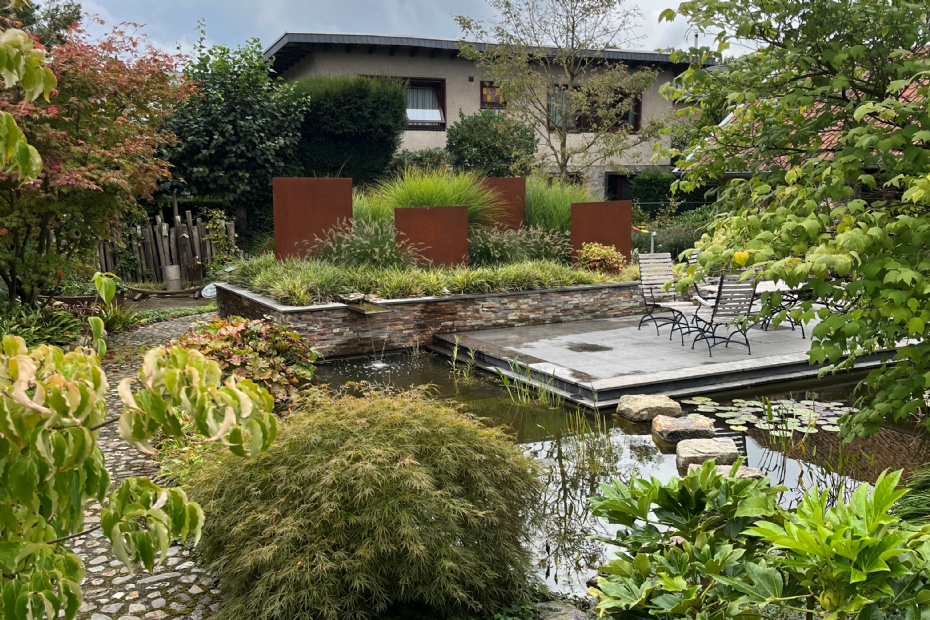 De winnende tuin van Leinders Tuinen omvat een variatie aan materialen. Zo bestaat het boventerras uit een mix van roodbruine gebakken klinkers, terwijl de paden zijn aangelegd met hergebruikte bonte maaskeien.