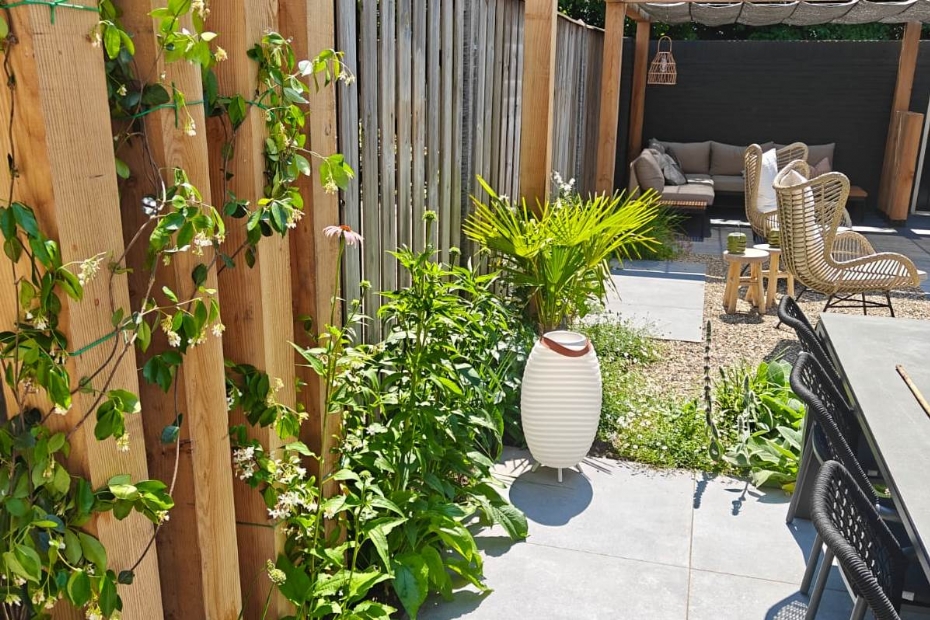 Een elegante, onderhoudsarme tuin waarin het strakke lijnenspel en de materialen elkaar versterken. Foto: Florissant Tuinen.