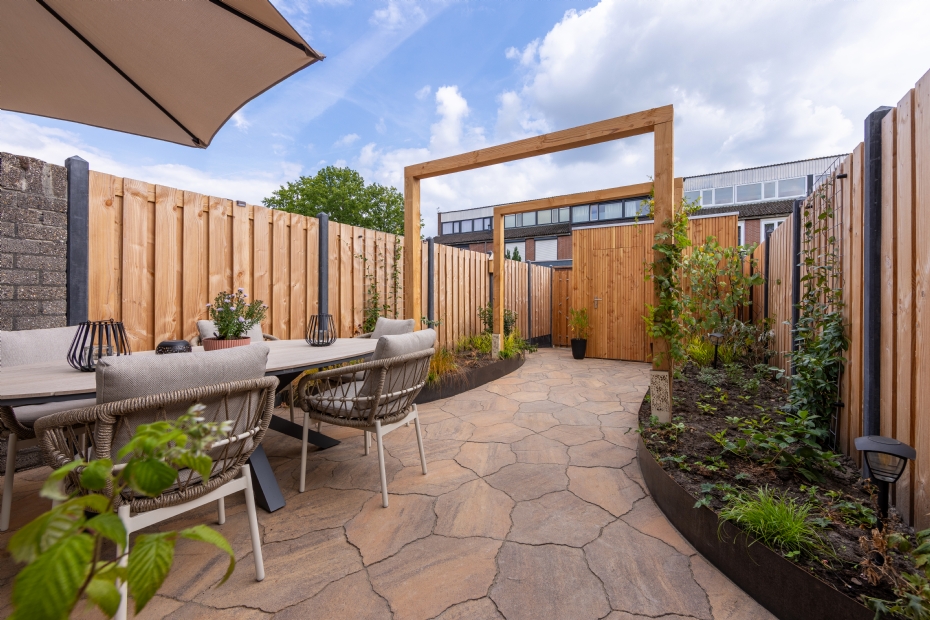 Op de foto is MBI GeoArdesia Alivo Riviera toegepast in een tuin in Assen. Aanleg gerealiseerd door hoveniersbedrijf Goud Groen Tuinen. 