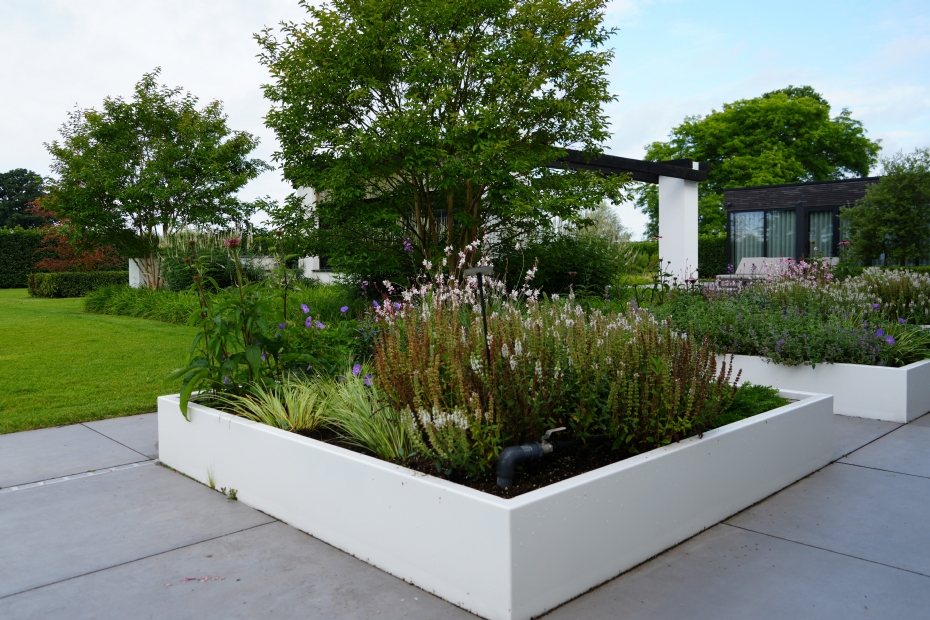 De kleur van de plantenbakken is afgestemd op die van het huis