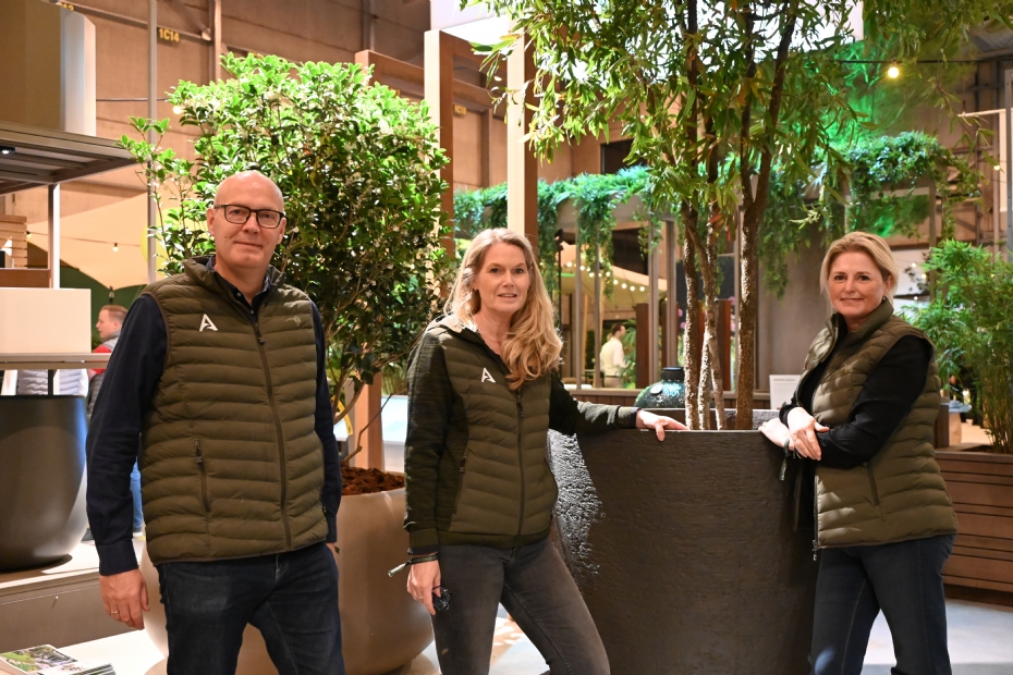 Team Adezz op Meesters in de Tuin, hier waren de eerste primeurs al te zien. Op de foto zie je een StoneCore pot.