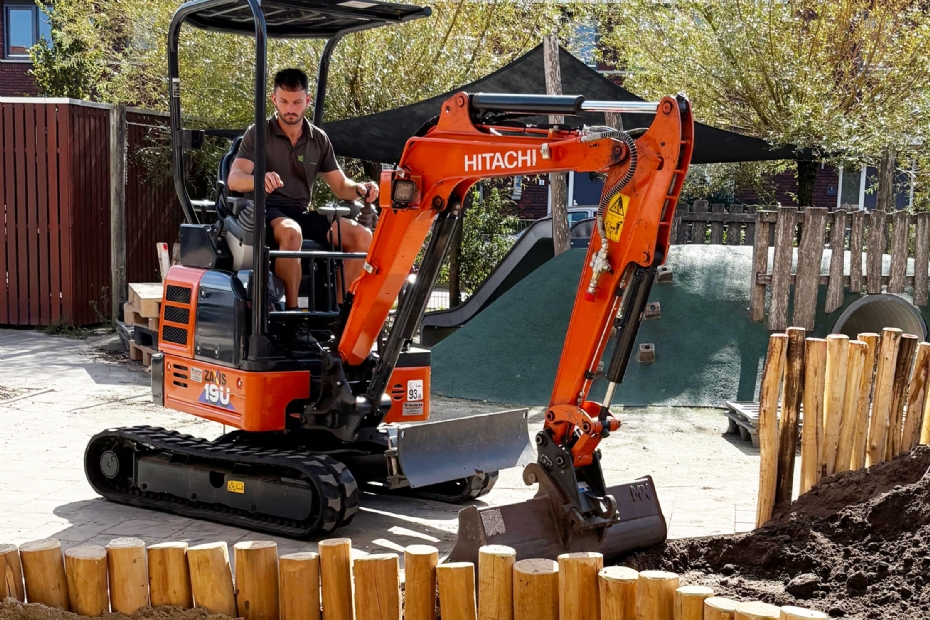 Edwin van de Ven aan het werk met de Hitachi ZX19U-6