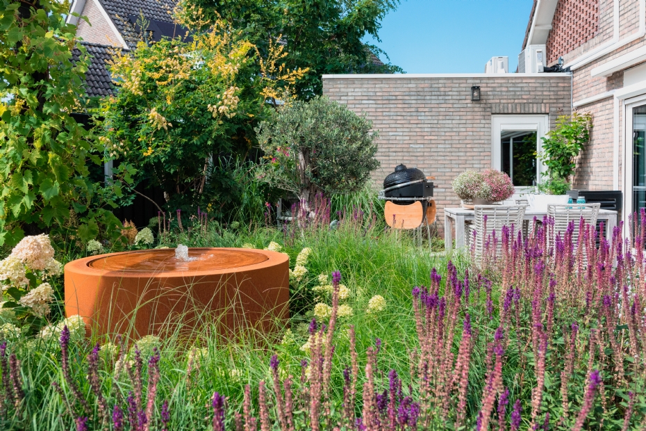 Waterelementen maken een tuin levendig, aldus Niels Koppejan van Bosman Tuinadvies