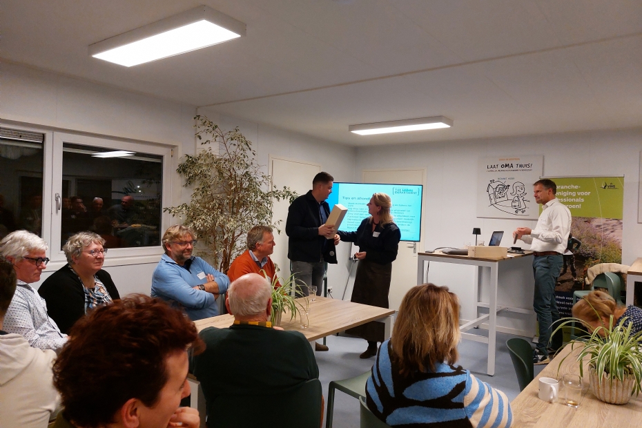 De regiobijeenkomst van de Koninklijke VHG draaide dit keer om de vraag: hoe voorkom je uitstel van betaling? Met gastheer Daan Smolders (l.), Eline Visser van de Koninklijke VHG en advocaat Bart Sprangers (r.)