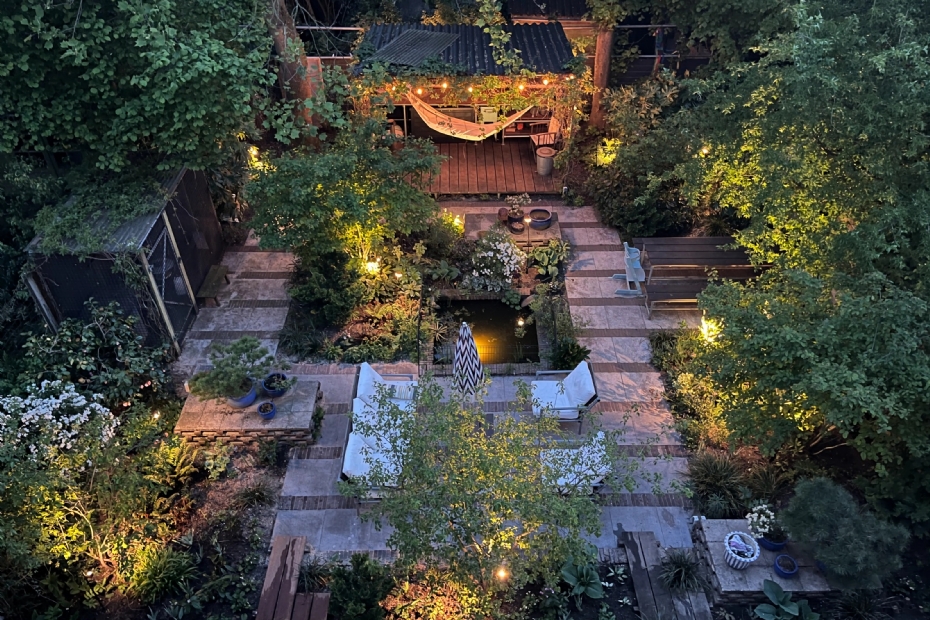 In deze Amsterdamse stadstuin vormen steigerbuizen en buiskoppelingen de basis naar een ontwerp van Pieter Hessels