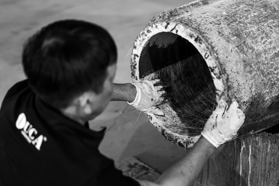 Op de eigen productielocatie in Vietnam zijn vakmensen aan het werk om de designpotten vorm te geven