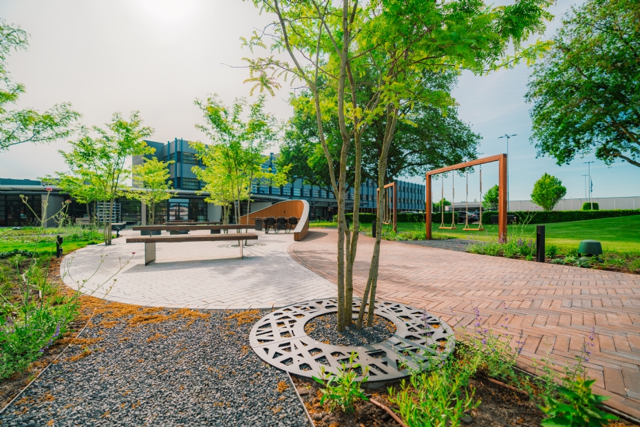 De kantoortuin van Wiltec biedt veel mogelijkheden om tussen het groen te zitten