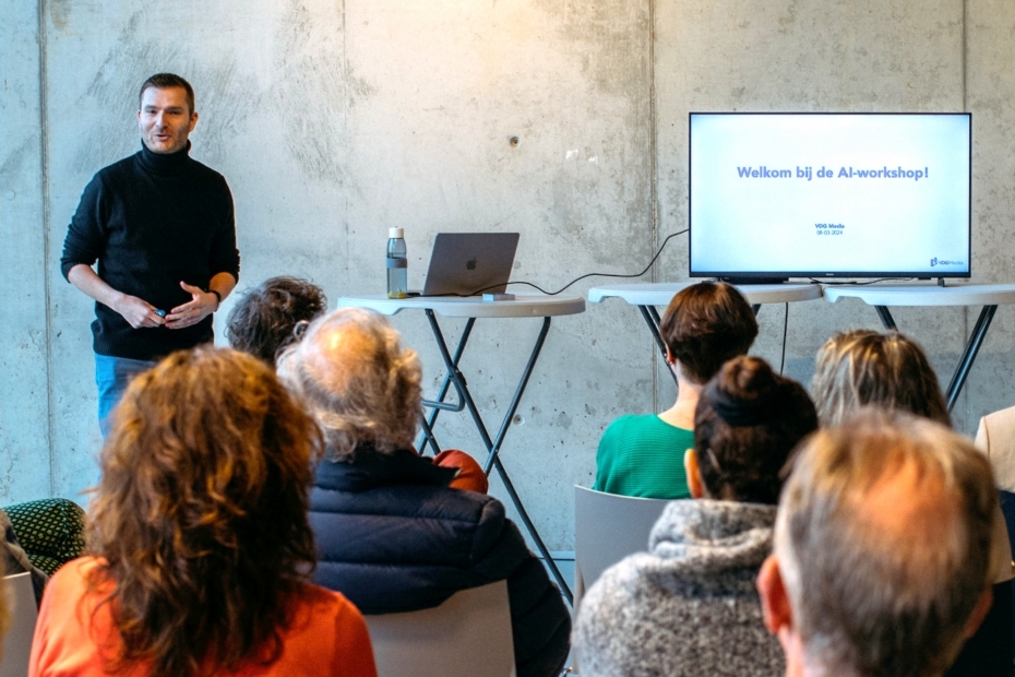 AI-trainer Roy van der Groef verzorgt de trainingen. Hij heeft een achtergrond bij een groenbedrijf én al tientallen cursussen gegeven aan hoveniers. Hij weet kortom precies welke vragen er spelen en hoe je die kan beantwoorden met AI.