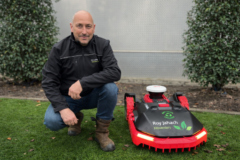 Roy Jahach is blij met de nieuwe Kress-robotmaaier