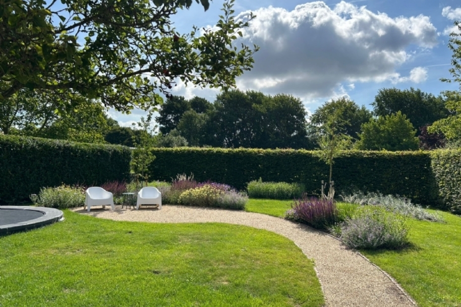 Rustige rivier: zitje achterin de tuin