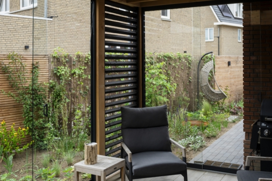 Zicht vanuit de veranda op de tuin