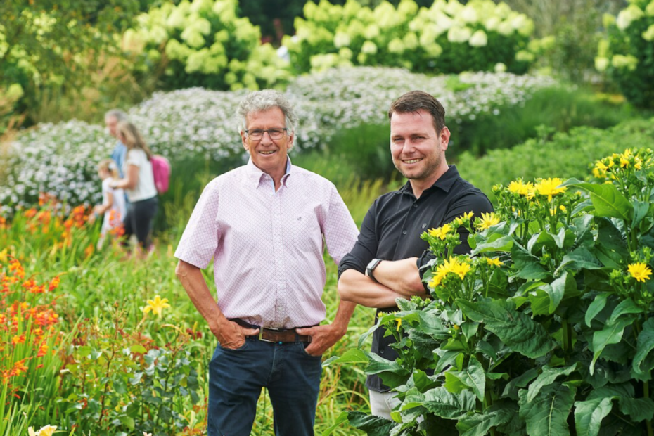 Ben (l.) en Bart van Ooijen: twee generaties aan het roer in Bloemenpark Appeltern. Foto: Jeroen Appels, Van Assendelft Fotografie