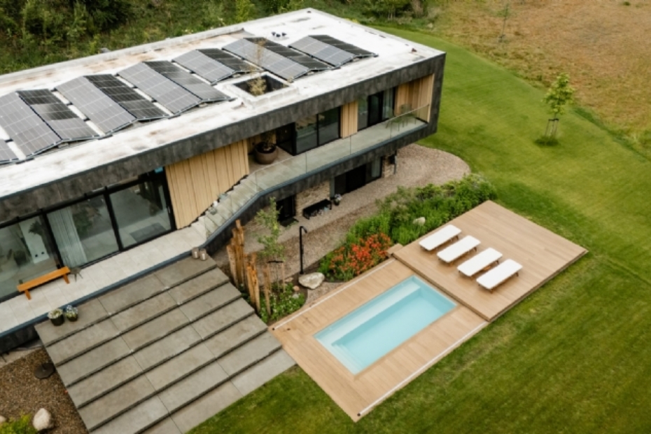 Plunge pool met een verschuifbaar vlonderdek van Millboard