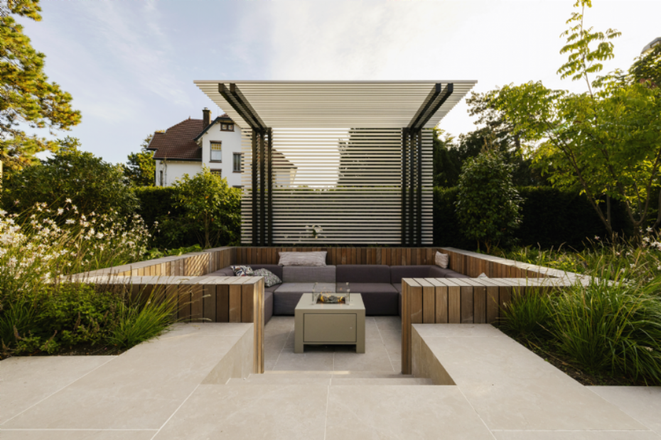 Door een slimme combinatie van strakke lijnen en organische vormen is deze tuin een perfecte mix van architectuur en natuur geworden.