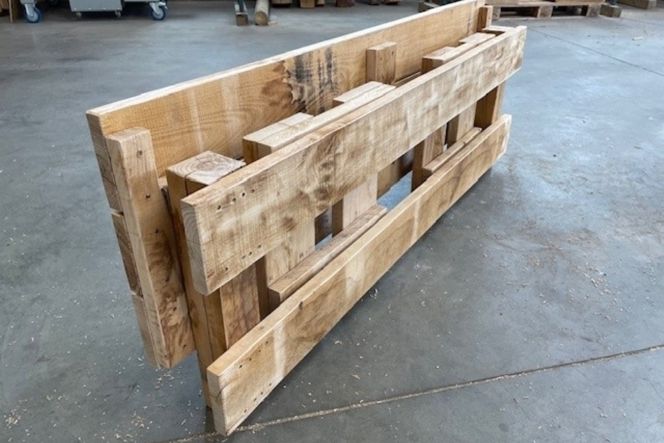 De schoolbankjes werden over de gemeente verspreid om buiten les te kunnen geven bij mooi weer.