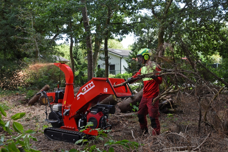 Een hovenier aan de slag met een GTS 1800R op rupsen