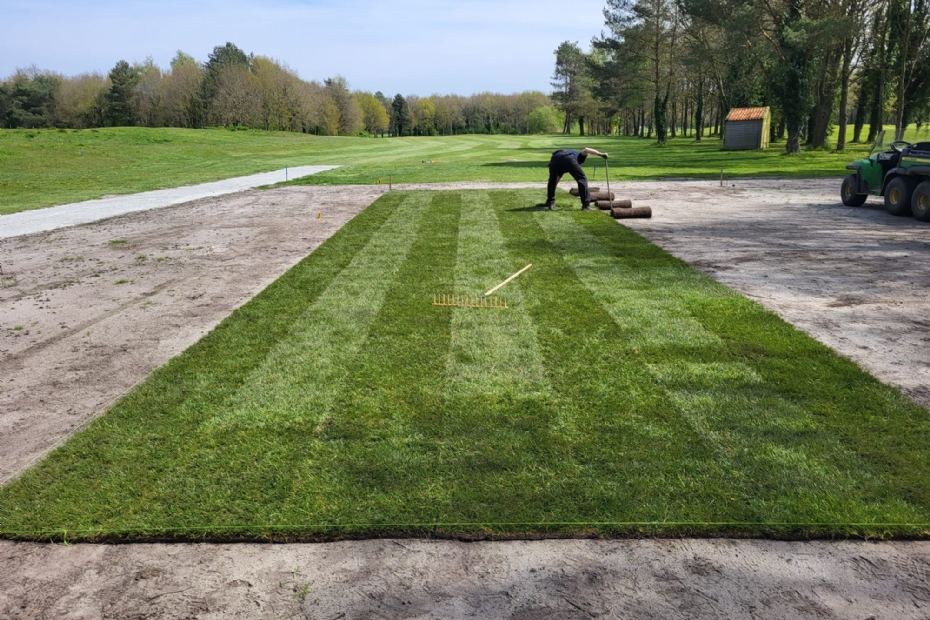 Aanleg van graszoden op de tee