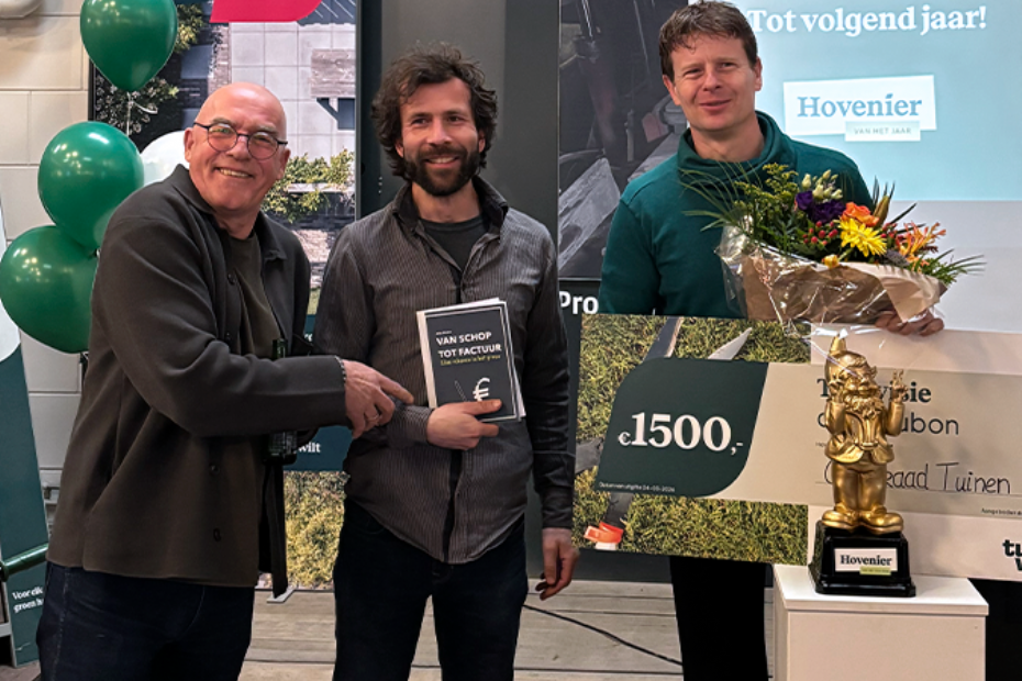 Jelle Westra en Cor Simon overhandigen de eretitel Hovenier van het Jaar aan Coenraad Tuinen. 