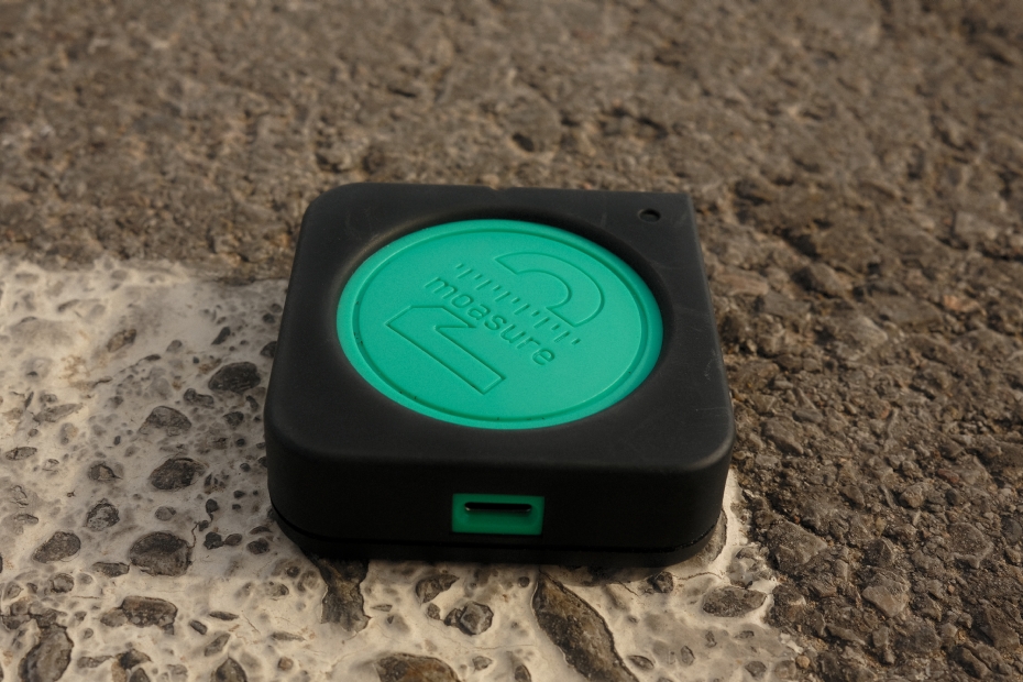 Dit is het feitelijke systeem: een schijfje zo groot als een ijshockeypuck die gekoppeld aan een smartphone Dit is het feitelijke systeem: een schijfje zo groot als een ijshockeypuck die gekoppeld aan een smartphone