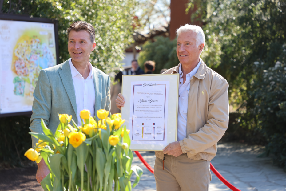 Robbert Uittenbogaard van JUB Holland (links) en Eric Domb bij de doop van de 'Pairi Daiza' (Fotocredit: Pairi Daiza)