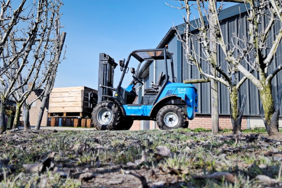 De Agrimac TE17, tussen twee rijen fruitbomen.