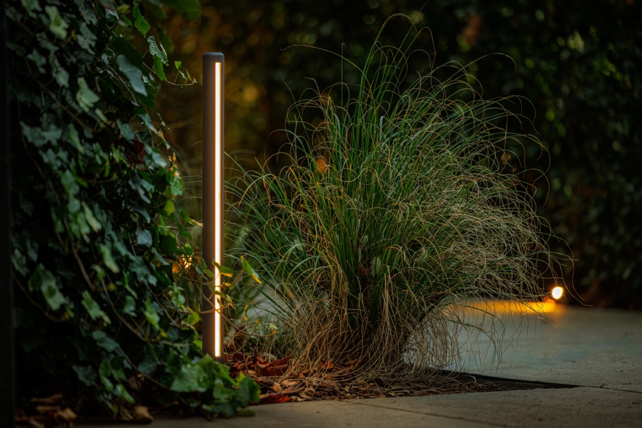 De Lino is een stijlvolle lamp die een oprit, tuinpad of haag mooi accentueert.