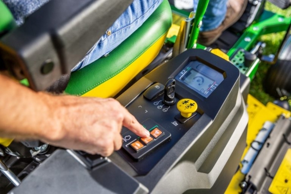 Kraakman is de Nederlandse distributeur van verschillende merken waaronder John Deere.