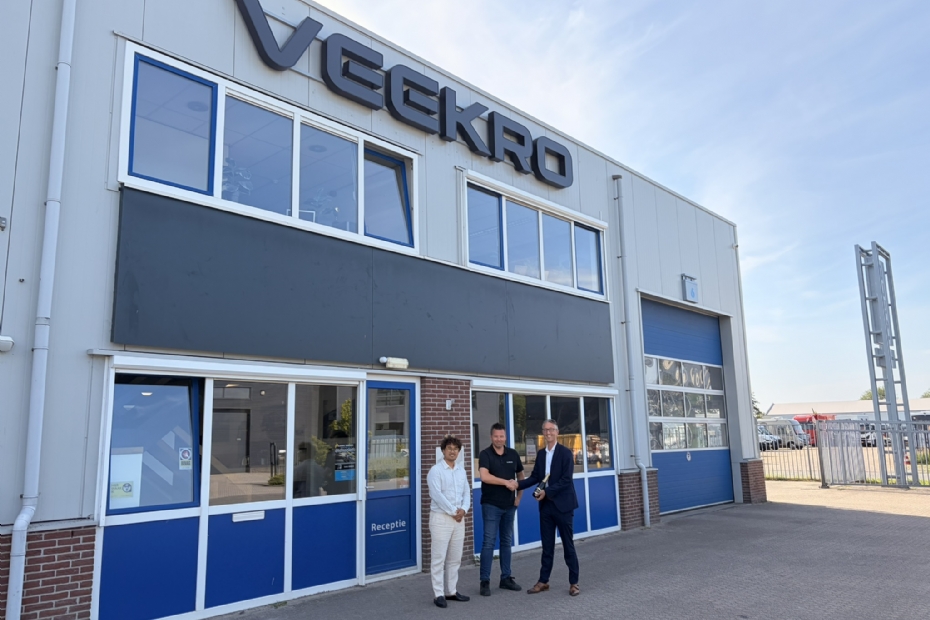 Samenwerking Veekro-Piaggio Commercial: v.l.n.r. Thanh Nguyen (Fleet & Direct Sales Manager Piaggio Commercial, Raymond Veeken (eigenaar Veekro Bedrijfswagens), Bob van der Laan (Dealer Network Development Director Beherman Motors)