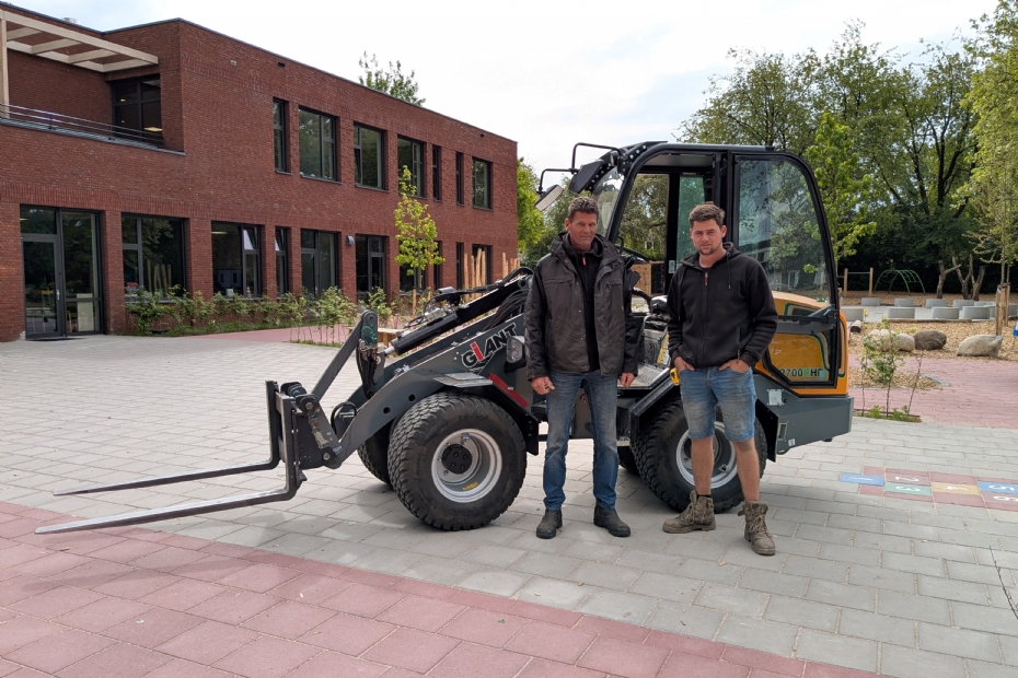 Leo Kooloos en zoon Sander voor de Giant G2700E-wiellader van Tobroco-Giant