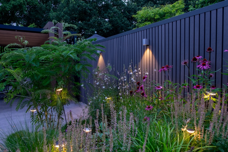 Subtiele lichtaccenten van in-lite brengen de tuin 's avonds tot leven