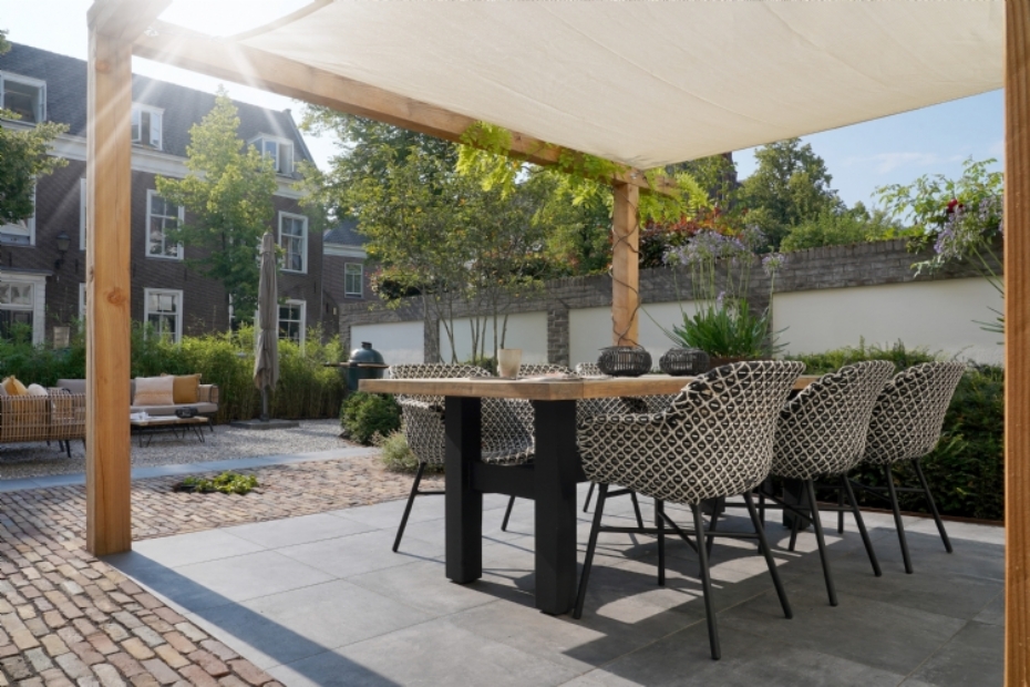 Schaduwdoek in robuuste pergola voor zonbescherming �n sfeer op terras