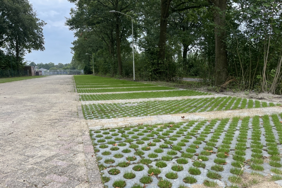 Archiefbeeld NWST ter illustratie: waterdoorlatende bestrating op het parkeerterrein aan de Bennenbroekstraat in Someren (Beeld via: Van Berkel Biomassa & Bodemproducten)