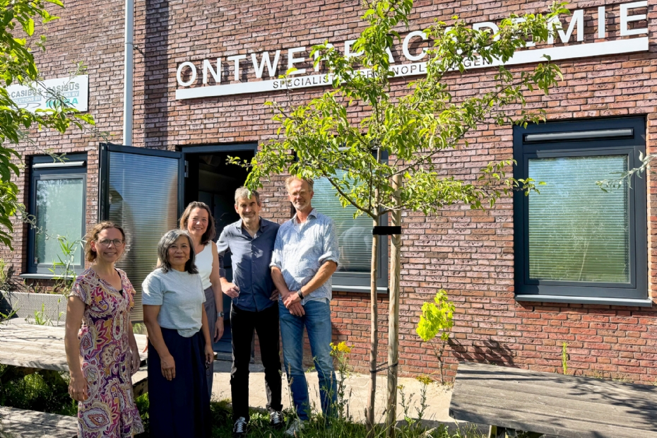 Op de foto van links naar rechts de examencommissie van de OntwerpAcademie:  Anne Bontekoe-Rijnbeek, Pamela Rusman, Aviva Schulze, Jan Janse en Sipke Terpstra. 