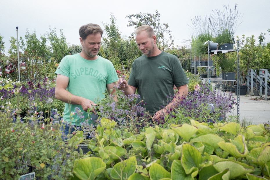 Dirk Warmerdam van Planta Groencentrum (l) en Edwin Dobbe doen al jaren zaken met elkaar.