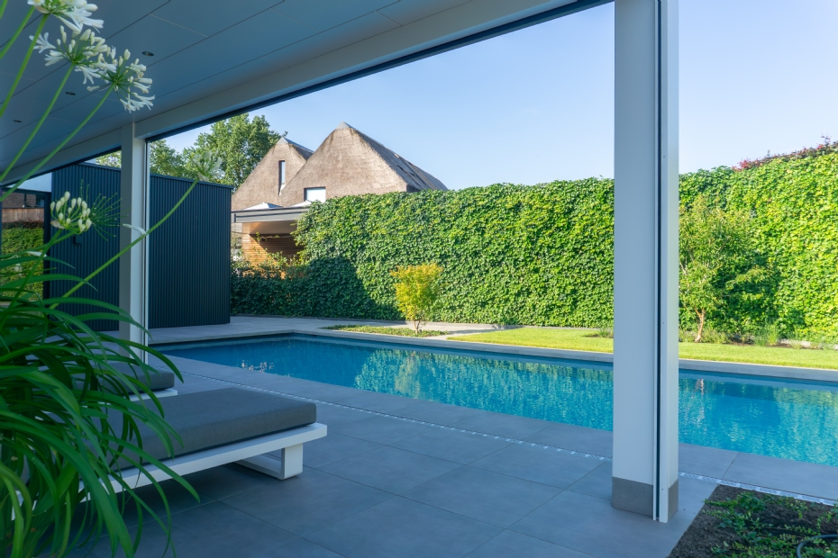 Strakke overgang tussen terras, zwembadranden en woning