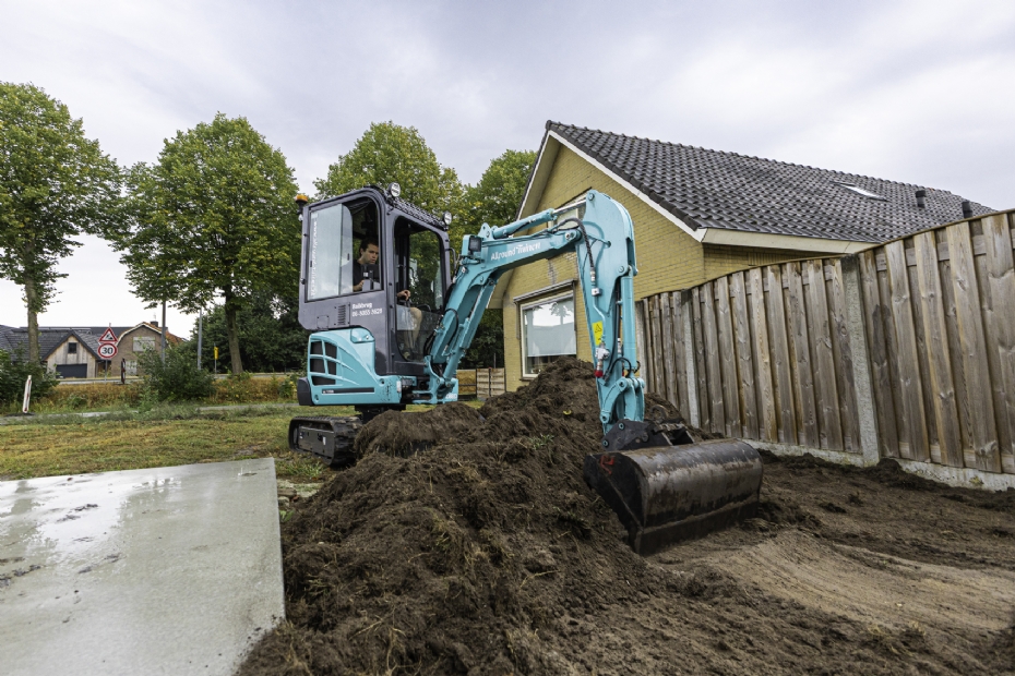 De Kobelco SK17SR-3E-minigraver met cabine