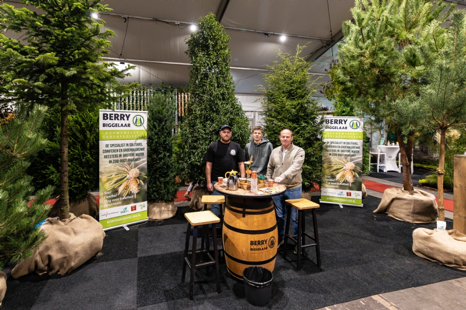 Berry van den Biggelaar (l) op de vakbeurs GrootGroenPlus: 'Nergens spreek je in zo'n korte tijd zoveel klanten als hier'