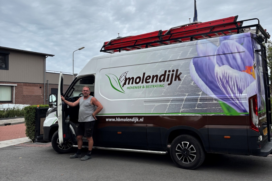 Frank Molendijk gebruikt op warme dagen vouwtenten op de werkplek. Wat zijn medewerkers aanvankelijk wat overdreven vonden, is inmiddels onderdeel van de uitrusting.