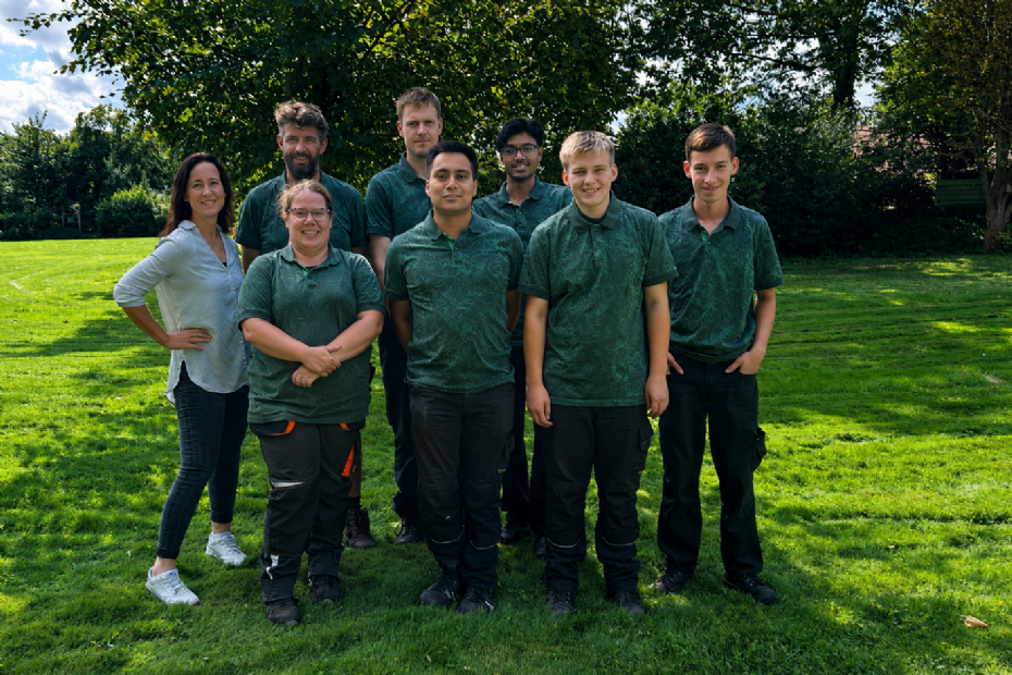 Het team van Geenen Gardening. Geheel links staat Judith Geenen naast Robin linksbovenaan.