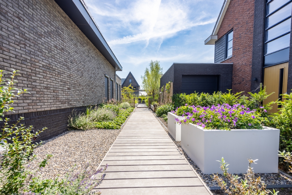 De twee plantenbakken van Adezz in de voortuin zorgen voor een modern element