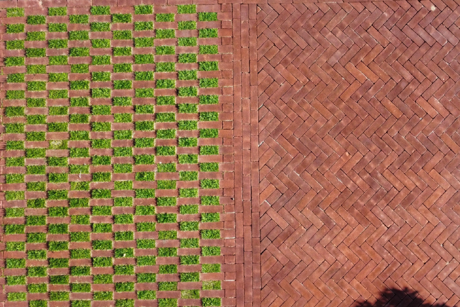Bovenaanzicht van het grid met gras en dikformaten, doorgelegd vanuit de rijbaan